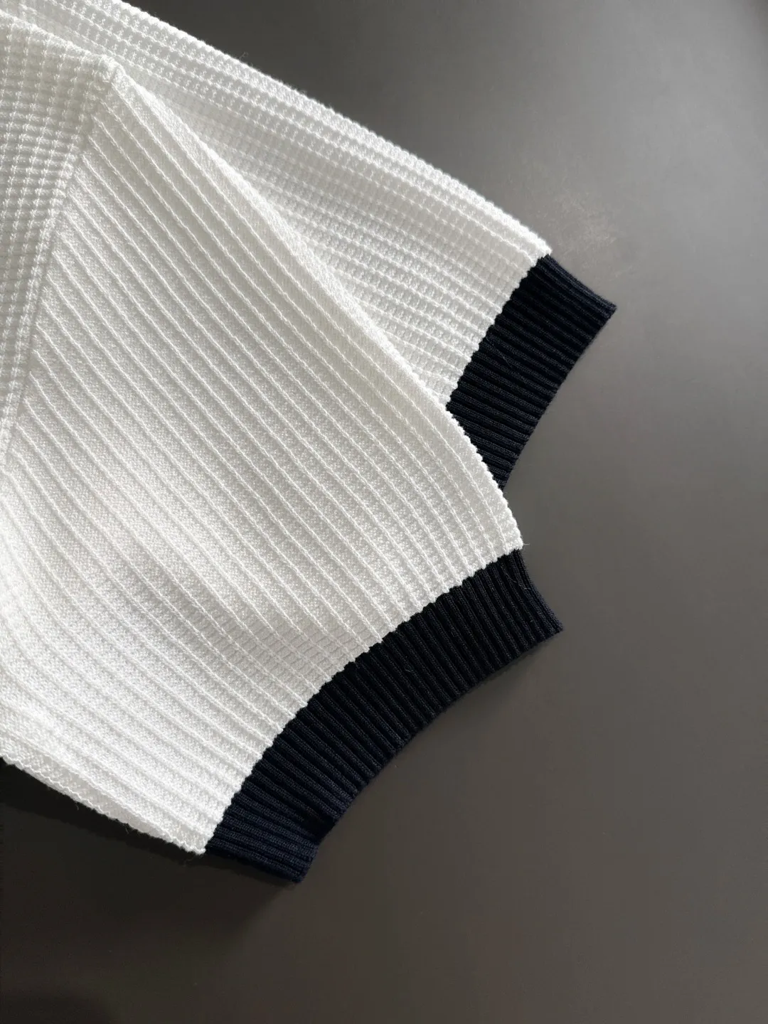Next day shipment High Quality Bruti 2026 Summer New Arrival Men's Short Sleeve T-shirt Made of combed cotton yarn knitted cotton fabric, pure cotton high weight special yarn, it feels heavy when weighed, and the upper body is more textured than ordinary T-shirts. This texture can cope with the weather easily and is suitable for both hot and cold! The pattern on the chest adopts three-dimensional embroidery technology, and is perfectly produced stitch by stitch with reference to the original version! Loose fit design, looks noble. Size: M to XXXL